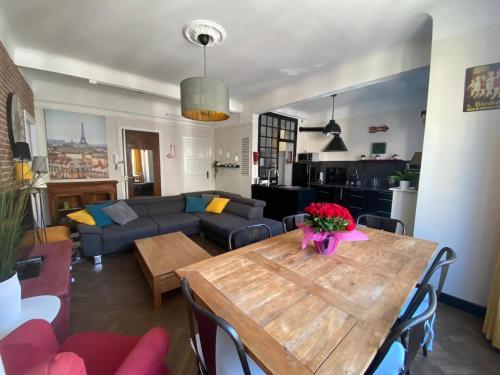 un salon avec une table et un canapé dans l'établissement LOU CASTELET, appartement de standing de 100m2, proximité du centre-ville, port et gare TGV, à Toulon