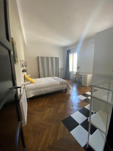 une chambre avec un lit et un sol à carreaux dans l'établissement LOU CASTELET, appartement de standing de 100m2, proximité du centre-ville, port et gare TGV, à Toulon