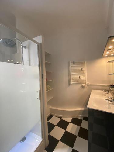 une salle de bain avec un lavabo et une douche dans l'établissement LOU CASTELET, appartement de standing de 100m2, proximité du centre-ville, port et gare TGV, à Toulon