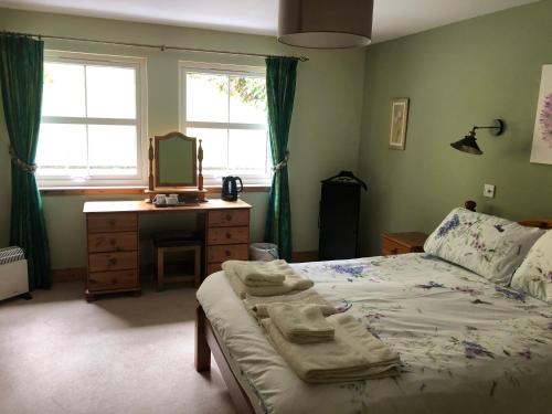 Ένα ή περισσότερα κρεβάτια σε δωμάτιο στο Foresters Lodge bed and breakfast, near loch ness