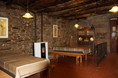 Habitación con 2 camas y mesa. en Albergue los Blasones, en Sarria
