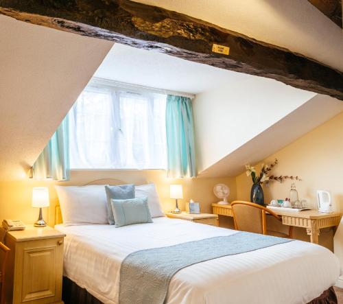 Postel nebo postele na pokoji v ubytování Pymgate Lodge Hotel Manchester Airport