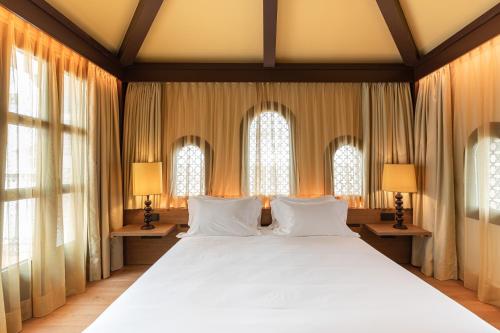 Een bed of bedden in een kamer bij Hotel Silken El Pilar Andalucia