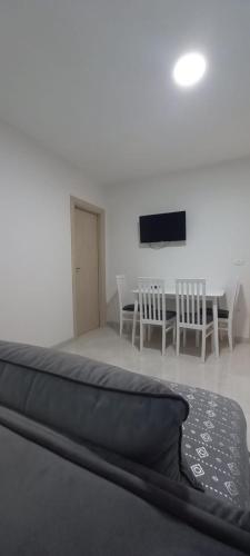 una habitación con una cama y una mesa con sillas en Spirit, en Međugorje