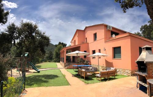 Fotografie z fotogalerie ubytování Cómoda e íntima Villa con piscina pricvada. 4 suites + 4 hab. + 2 baños v destinaci Lloret de Mar