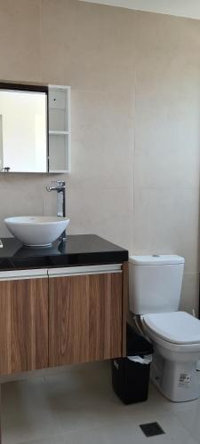a bathroom with a sink and a toilet at Práctico Smart Studio in Santa Cruz de la Sierra