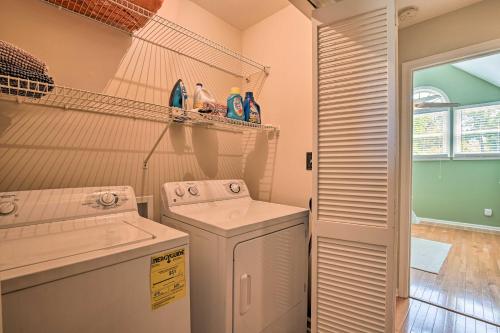 Ένα μπάνιο στο Coastal Vacation Rental - 2 Mi to Huntington Beach