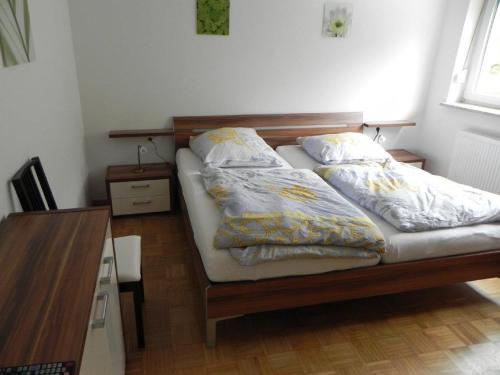 ein Bett mit zwei Kissen auf einem Zimmer in der Unterkunft Ferienwohnung Stryck in Tettnang