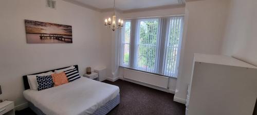 No 3 AT IVANHOE - 1 BED NEAR SEFTON PARK AND LARK LANEにあるベッド