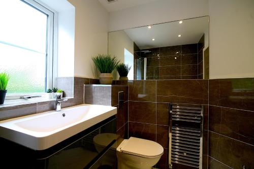 łazienka z wanną, toaletą i umywalką w obiekcie NEW - Stylish 2 bed, Farnham Common w mieście Hedgerley