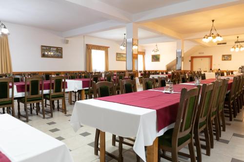 Un restaurante u otro lugar para comer en Hotel Mirni Kutak