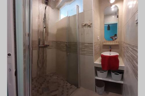 une salle de bain avec une douche avec un lavabo et des toilettes dans l'établissement 16 RDC maison 2ch-2SDB-2WC 6 personnes Les Gites Bigoudens, à Plonéour-Lanvern