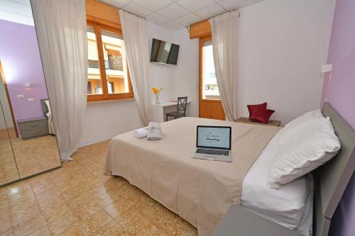 um quarto com uma cama com um computador portátil em B&B Linae - Residence em Alba Adriatica