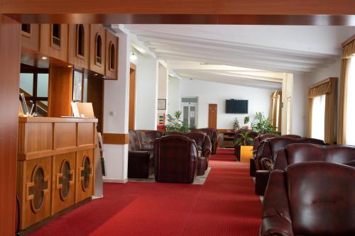Una televisión o centro de entretenimiento en Hotel Mirni Kutak