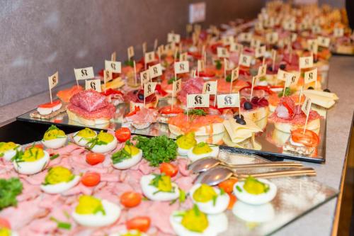 a buffet with many different types of food on display at Kleinkunsthotel in Naturno