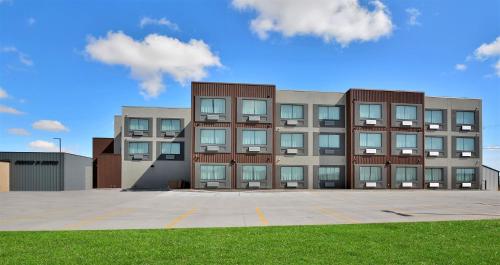 un edificio con muchas ventanas en un estacionamiento en Hotel 21 en Gering