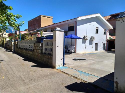 a blue umbrella sitting on the side of a building at B&B Luna Blu in Carbonia