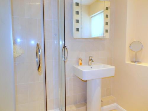 ein Bad mit einem Waschbecken und einer Dusche in der Unterkunft Beautiful 3-Bed Cottage in Cornwall in Callington