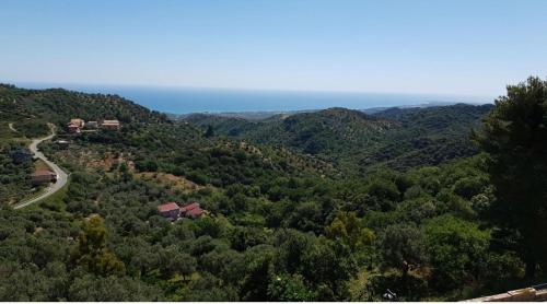 una vista aérea de un bosque con una casa y una carretera en Le case nel borgo Crucoli (2), en Crucoli