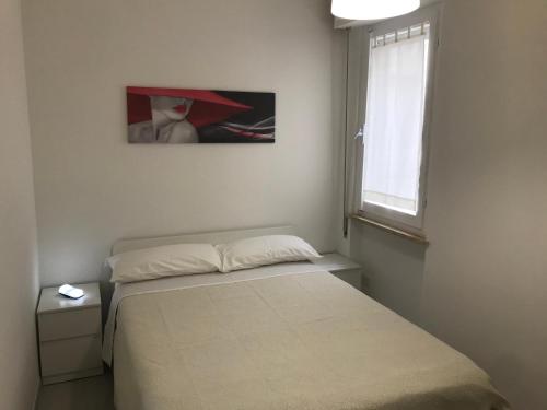 - une petite chambre avec un lit et une fenêtre dans l'établissement Apartment B - Green Marine, à Silvi Marina