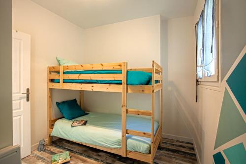 a bunk bed in a room with a ladder at vita nova in Santa-Maria-di-Lota