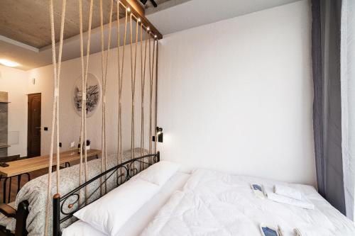 1 dormitorio con cama plegable en una habitación en Нові смарт-квартири з парком і набережною!, en Uzhhorod