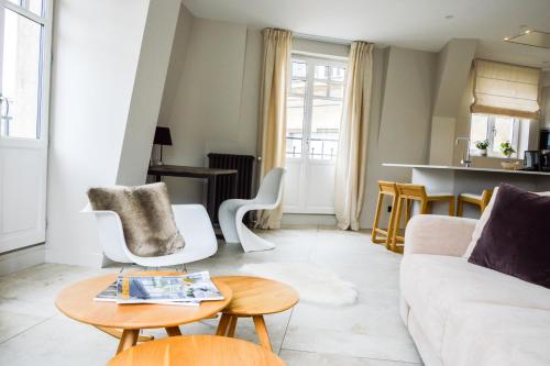 un salon avec un canapé et une table dans l'établissement Les Berceaux de la Cathedrale, à Reims