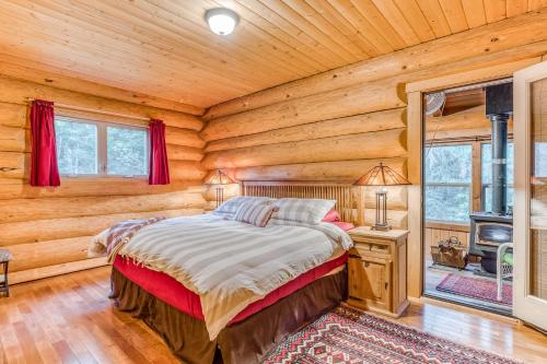 1 dormitorio con 1 cama en una cabaña de madera en Edgewood, en Welches