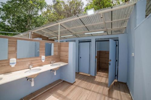 ein Badezimmer mit zwei Waschbecken und zwei Spiegeln in der Unterkunft Camping Dafna - By Travel Hotel Chain in Kibbuz Dafna