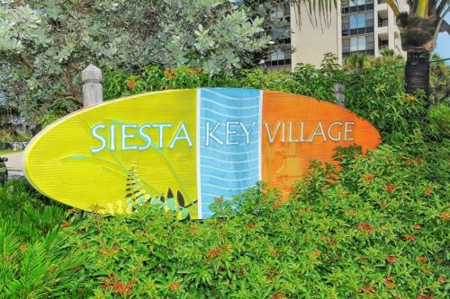 Jardín al aire libre en Siesta Cool: Only Minutes Walk to Siesta Beach!