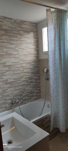 a bathroom with a bath tub and a shower curtain at apartamento Anais in Salou
