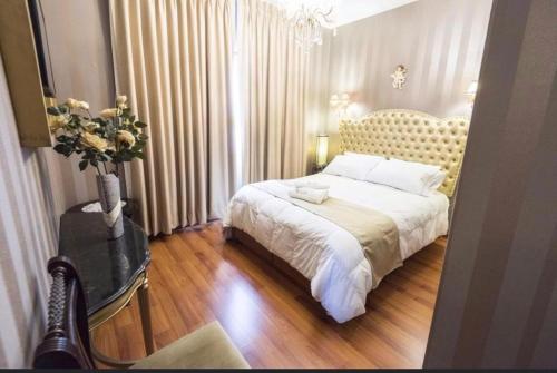 a bedroom with a bed and a vase of flowers at INTI KILLA Hostel in Lima