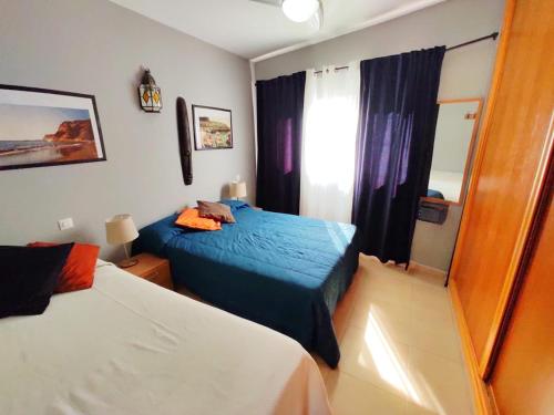 プエルト・デ・モガンにあるVista Parqの小さなベッドルーム(ベッド2台、窓付)