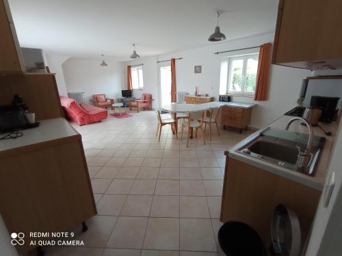 une cuisine et un salon avec une table et des chaises dans l'établissement Le Casino à larmor, à Plougastel-Daoulas
