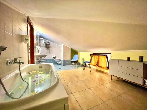 a bathroom with a bath tub in a room at Hotel La Cometa in Diamante