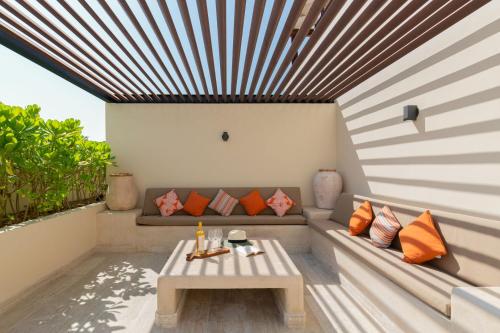 patio amueblado con sofá y mesa en Exclusive Paramar VE Penthouse in Tulum by Lockey Best for Walking to Commercial Zone in Aldea Zama, en Tulum