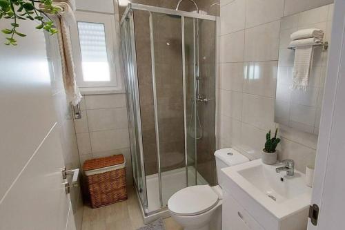 ein Badezimmer mit Dusche, Toilette und Waschbecken in der Unterkunft Casa 37 - Country Home in Terrugem