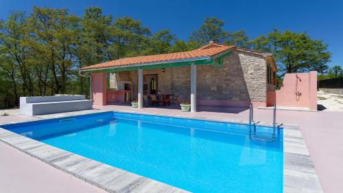 Bazén v ubytování Holiday Home Gimino by Rent Istria nebo v jeho okolí