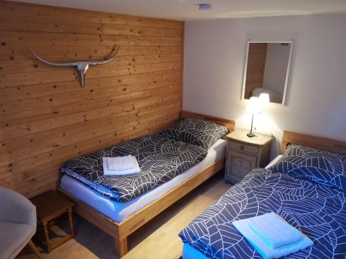 En eller flere senger på et rom på Comfortable chalet Sankt Oswald