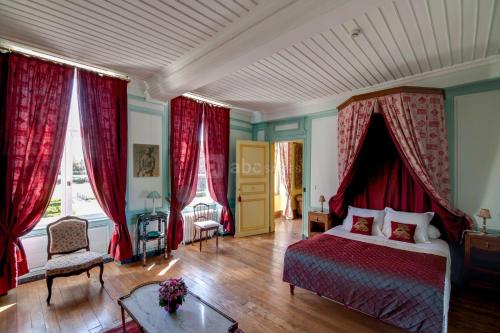 Vitry-la-VilleにあるChâteau de Vitry-la-Villeのベッドルーム(ベッド1台、赤いカーテン付)