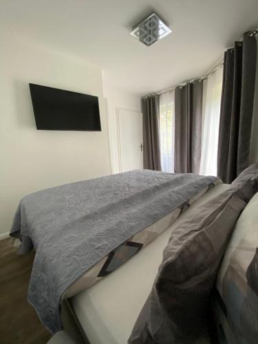 Katil atau katil-katil dalam bilik di Luxus Apartament