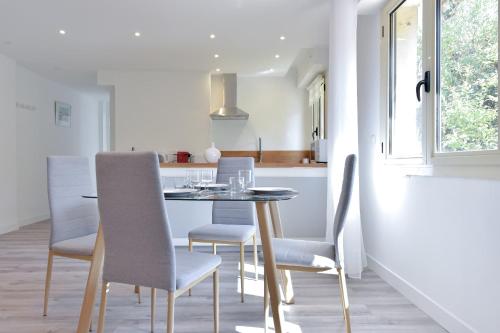 une cuisine et une salle à manger avec une table et des chaises dans l'établissement Charming 2-Room Apartment in the City Center, à Cannes