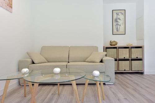 - un salon avec un canapé et deux tables en verre dans l'établissement Charming 2-Room Apartment in the City Center, à Cannes
