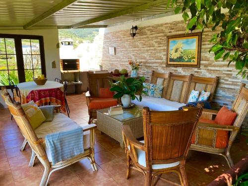 een woonkamer met een tafel en stoelen en een eetkamer bij CASA DIEGO in Tegueste