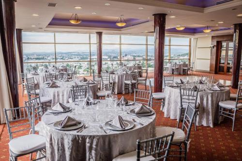 a banquet room with tables and chairs with white linens at Hotel San Luis Lindavista in Culiacán