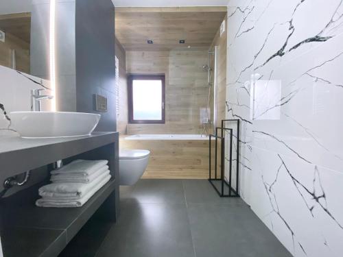 ミエンジズドロイェにあるWilla Lazur ADULTS ONLYのバスルーム(洗面台、トイレ、バスタブ付)