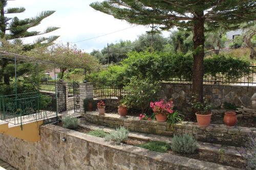 Фотография из галереи Paxos Rock Apartments в Гайосе