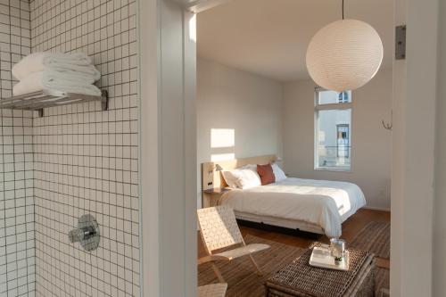 1 dormitorio con 1 cama, 1 mesa y 1 silla en Travelers New Orleans en Nueva Orleans