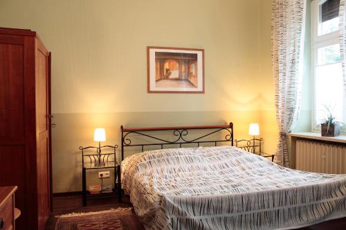 a bedroom with a bed and a window at Ferienhaus Sponheim in Traben-Trarbach