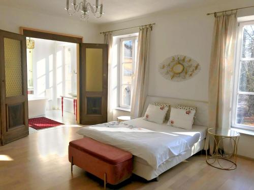 sypialnia z dużym łóżkiem i żyrandolem w obiekcie Design Apartments in Park w mieście Brno